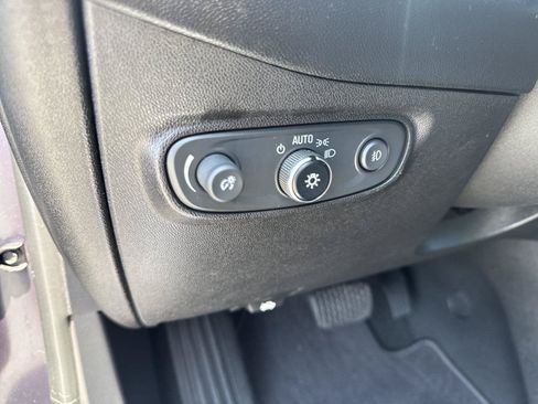 Used 2018 Chevrolet Equinox Premier FWD image 21