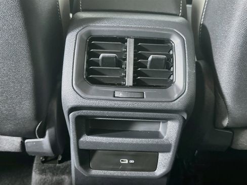 Used 2025 Volkswagen Taos SE AWD/4WD image 27