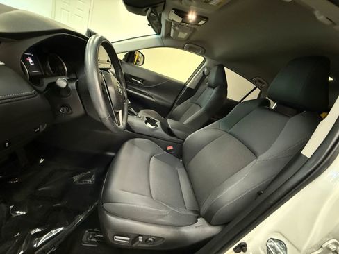 Used 2021 Toyota Venza LE AWD/4WD image 18