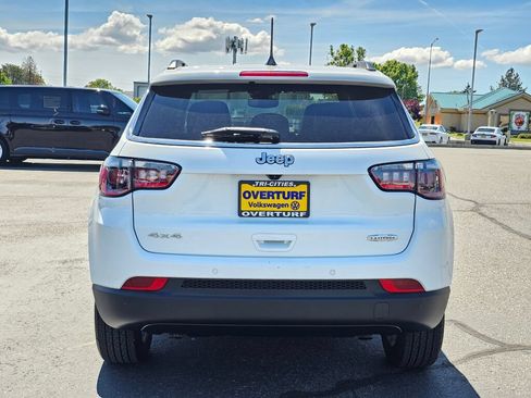 Used 2024 Jeep Compass Latitude w/ Convenience Group AWD/4WD image 5
