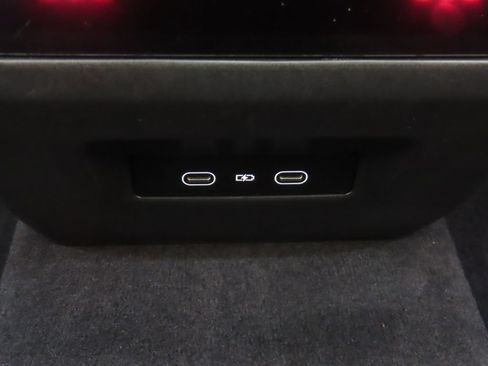 Certified 2025 Porsche Macan Electric RWD image 34