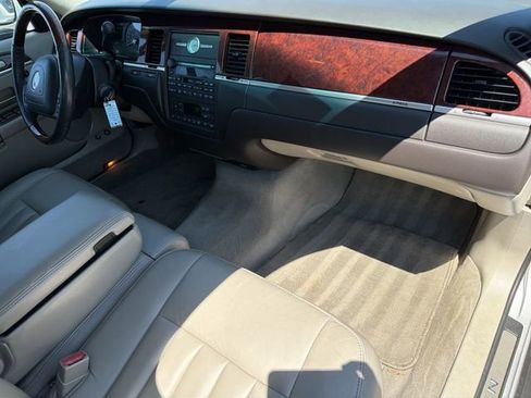 Used 2003 Lincoln Town Car Signature RWD image 26