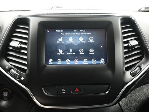 Used 2019 Jeep Cherokee Latitude Plus w/ Cold Weather Group AWD/4WD image 17