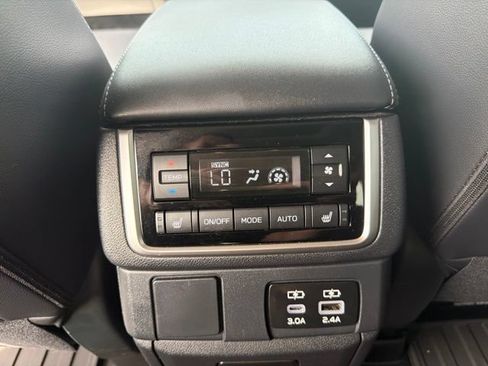 Used 2024 Subaru Ascent Limited w/ Technology Package AWD/4WD image 9