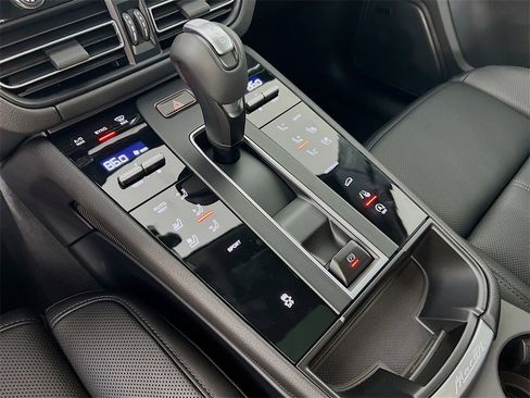 New 2026 Porsche Macan image 18