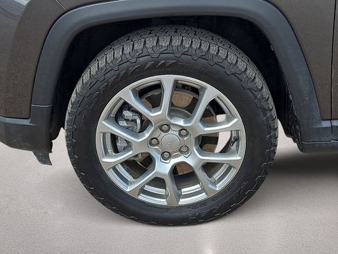 Used 2023 Jeep Compass Latitude w/ Sun and Sound Group AWD/4WD image 10