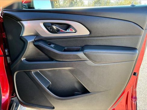 Used 2023 Chevrolet Traverse LT image 12