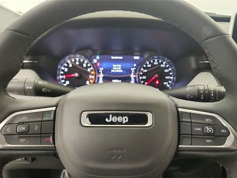 Used 2025 Jeep Compass Latitude image 26