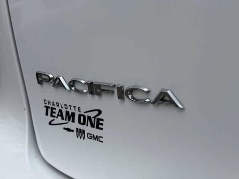 Used 2024 Chrysler Pacifica Touring-L FWD image 7