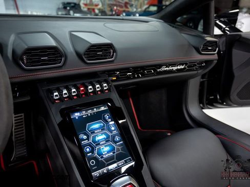 Used 2021 Lamborghini Huracan EVO image 25