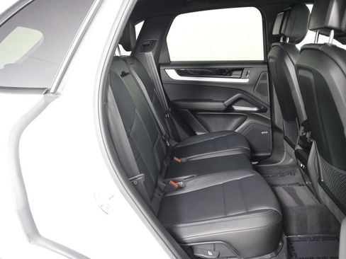 Certified 2024 Porsche Cayenne AWD/4WD image 32