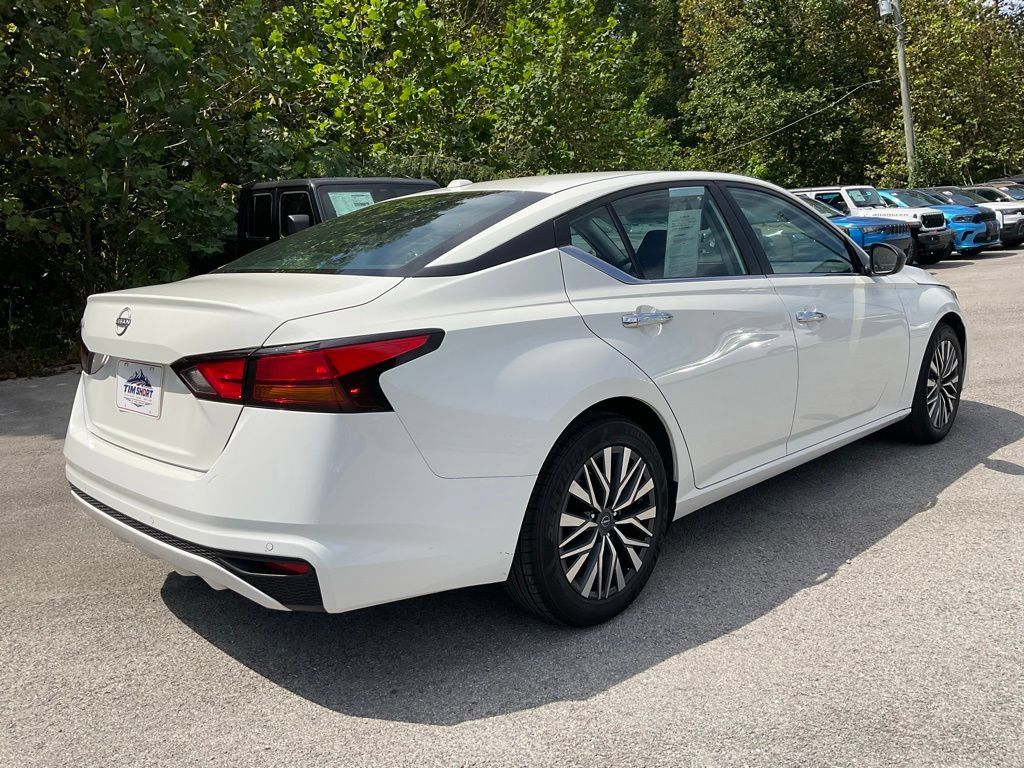 Used 2025 Nissan Altima 2.5 SV FWD image 6