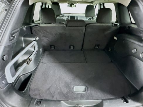 Used 2017 Jeep Cherokee Latitude w/ Comfort/Convenience Group image 28