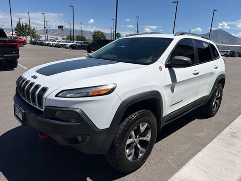 Used 2016 Jeep Cherokee Trailhawk AWD/4WD image 3
