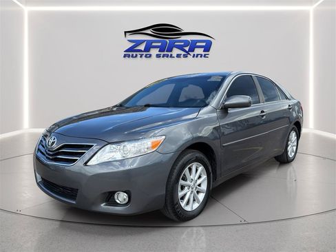 Used 2011 Toyota Camry XLE w/ SE/XLE Extra-Value Pkg FWD image 3