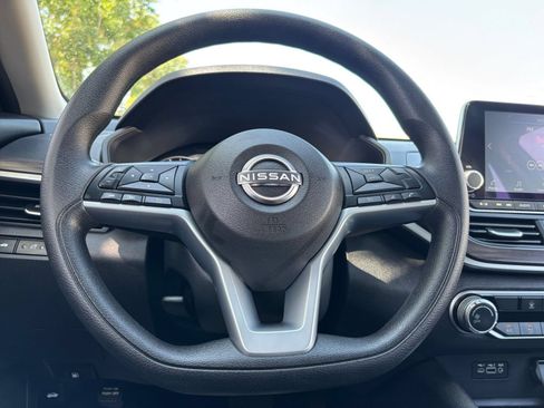 Used 2025 Nissan Altima 2.5 SV FWD image 24