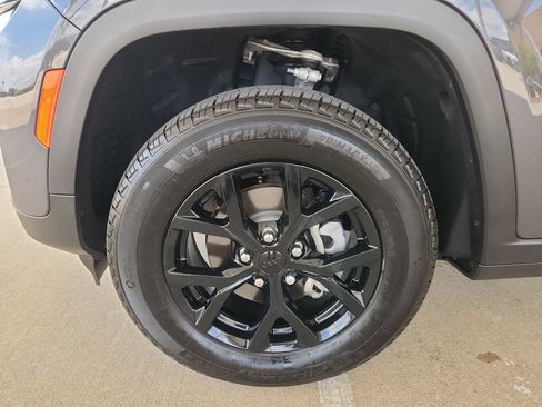 Used 2024 Jeep Grand Cherokee Altitude RWD image 30