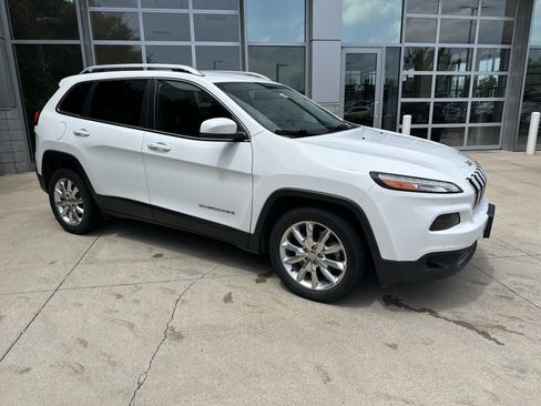 Used 2017 Jeep Cherokee Limited w/ Luxury Group FWD image 6