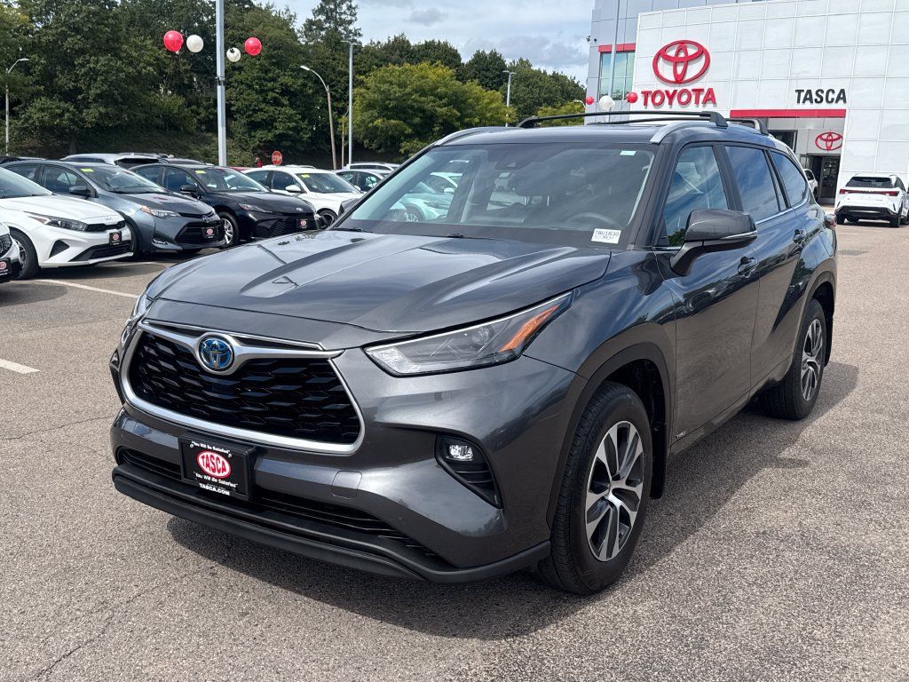 Used 2023 Toyota Highlander XLE AWD/4WD image 3