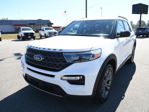 Used 2023 Ford Explorer XLT w/ Equipment Group 202A image 9