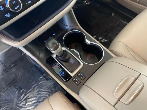 Used 2019 Toyota Highlander XLE AWD/4WD image 24