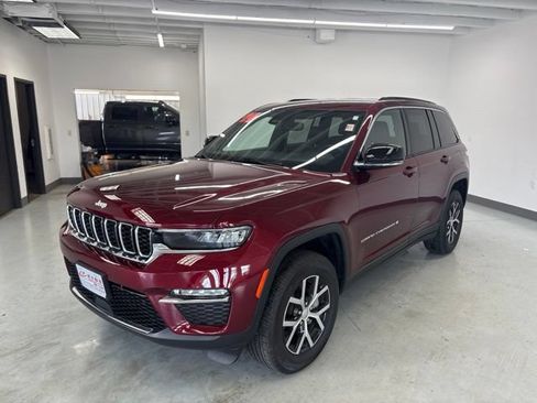 Used 2024 Jeep Grand Cherokee Limited AWD/4WD image 3