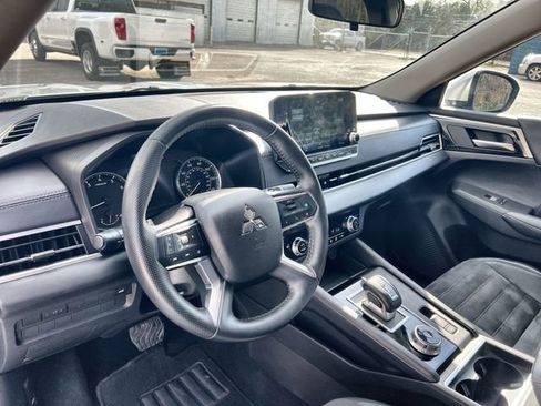Used 2024 Mitsubishi Outlander SE image 11