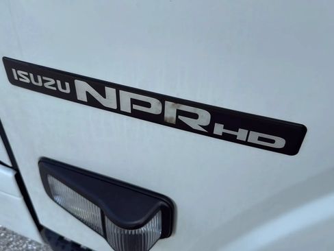 Used 2018 Isuzu NPR RWD image 14