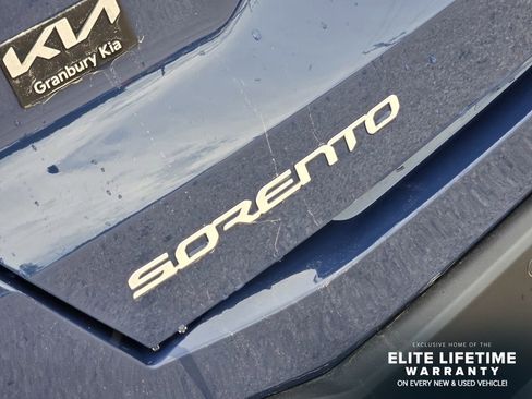 Certified 2025 Kia Sorento EX w/ Panoramic Sunroof Package FWD image 9