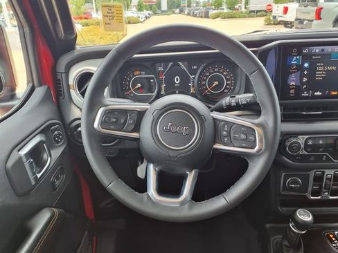 Used 2025 Jeep Wrangler Unlimited Sahara AWD/4WD image 22