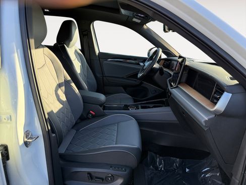 Certified 2025 Volkswagen Tiguan SEL R-Line image 19