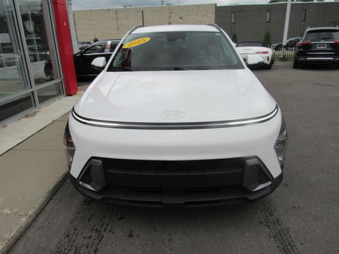 Used 2025 Hyundai Kona SEL FWD image 3