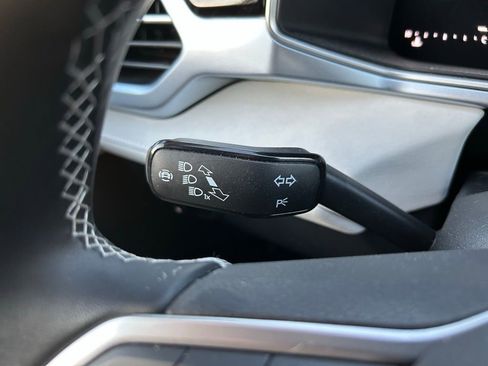 Used 2025 Volkswagen Taos SE image 22