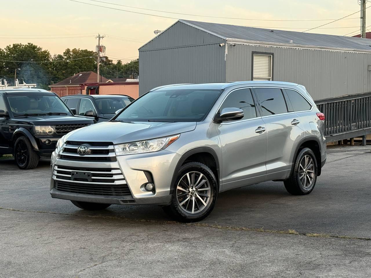 Used 2017 Toyota Highlander XLE AWD/4WD image 1