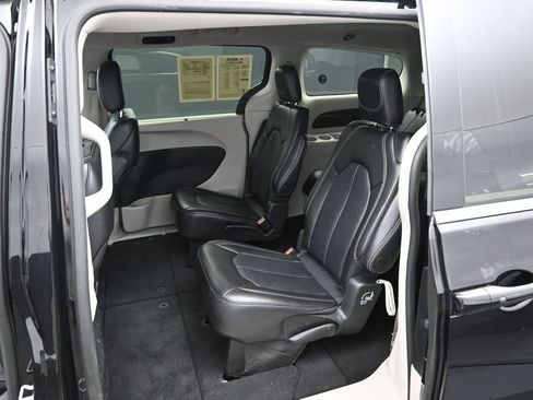 Used 2024 Chrysler Pacifica Touring-L FWD image 28