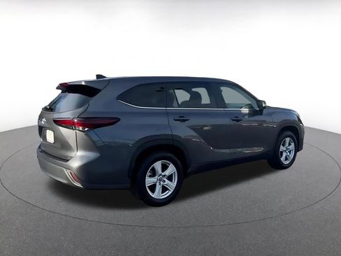 Used 2025 Toyota Highlander LE image 11