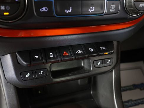 Used 2020 Chevrolet Colorado Z71 image 36