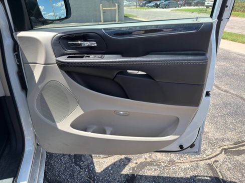 Used 2016 Chrysler Town & Country Touring-L FWD image 29
