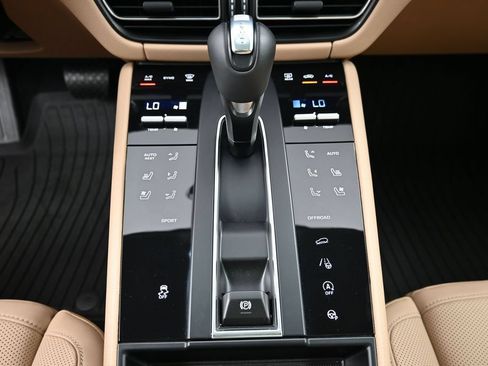 Certified 2025 Porsche Macan AWD/4WD image 18