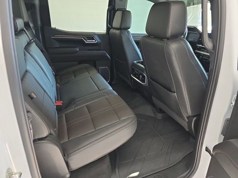 Used 2022 Chevrolet Silverado 1500 High Country w/ Technology Package image 12