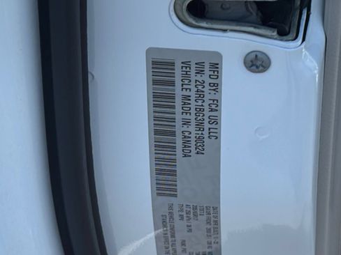 Used 2022 Chrysler Pacifica Touring-L FWD image 32