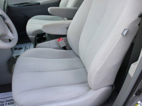 Used 2011 Toyota Sienna LE image 28