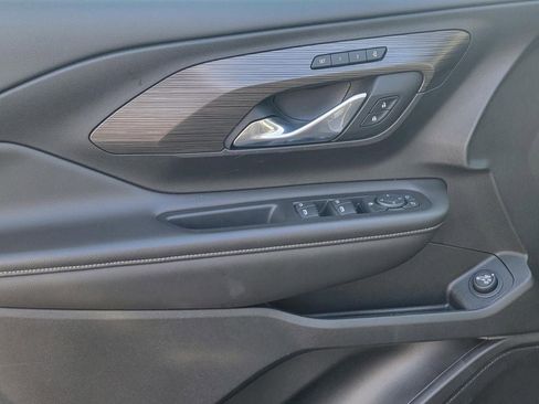 Used 2024 GMC Terrain SLT image 12