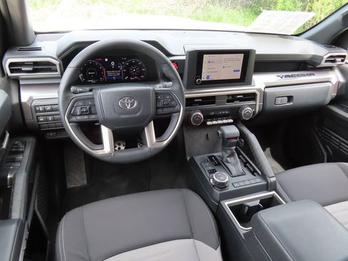Used 2025 Toyota Tacoma TRD Sport AWD/4WD image 4