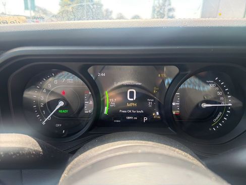Used 2024 Jeep Wrangler Unlimited Rubicon 4xe w/ Convenience Group AWD/4WD image 7