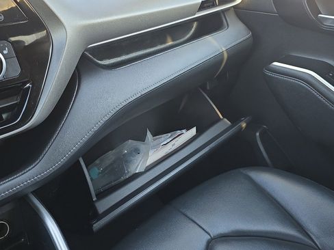 Used 2020 Toyota Highlander XLE image 32