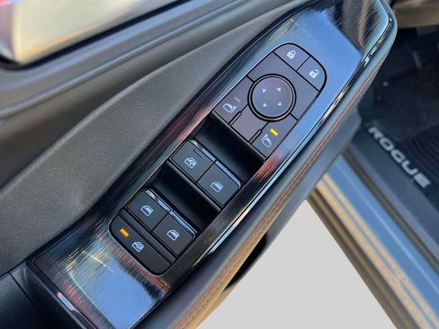 Certified 2025 Nissan Rogue SV image 17