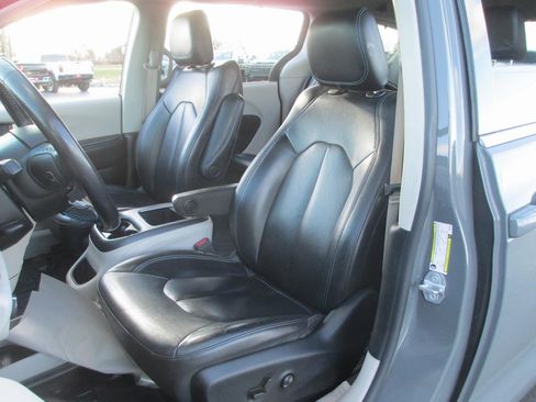 Used 2021 Chrysler Pacifica Touring-L image 16