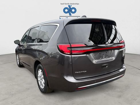 Used 2023 Chrysler Pacifica Touring-L FWD image 5