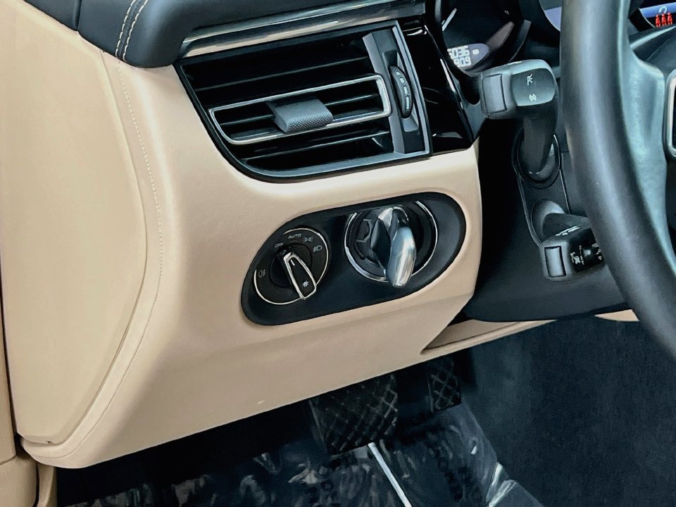 Certified 2026 Porsche Macan AWD/4WD image 11